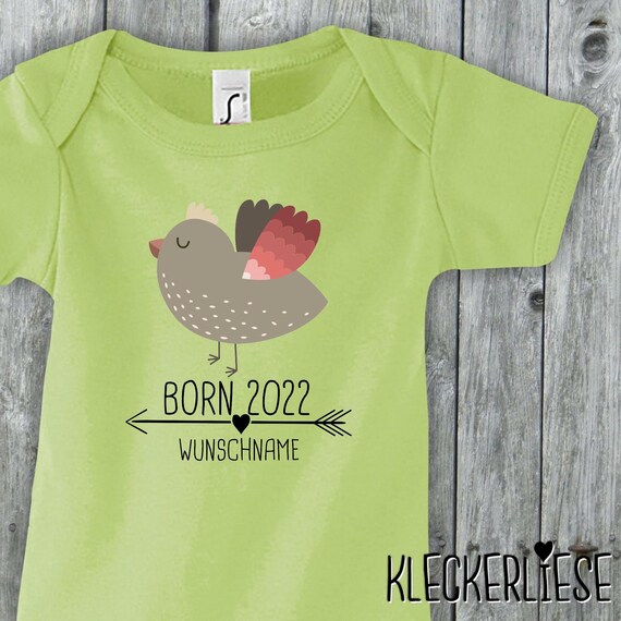 Baby Body mit Wunschname "Born 2022 Tiermotiv Pfeil Wunschname Name Text Vogel" Babybody Strampler Jungen Mädchen