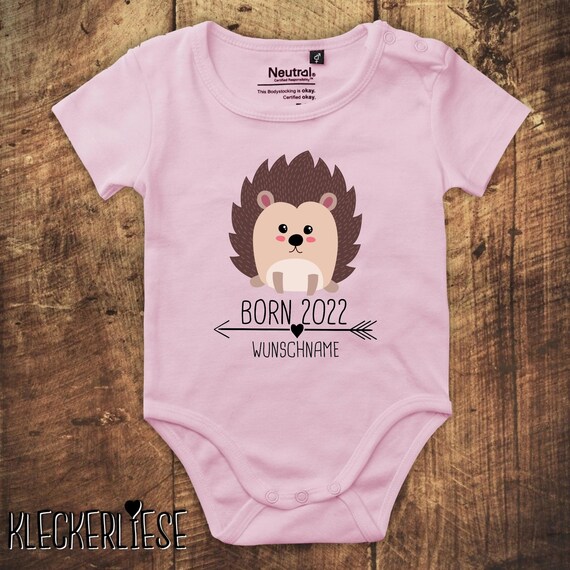 kleckerliese Babybody Body mit Wunschname "Born 2022 Tiermotiv Pfeil Wunschname Name Text Igel" Fair Wear, Bio, Organic Baby Jungen Mädchen