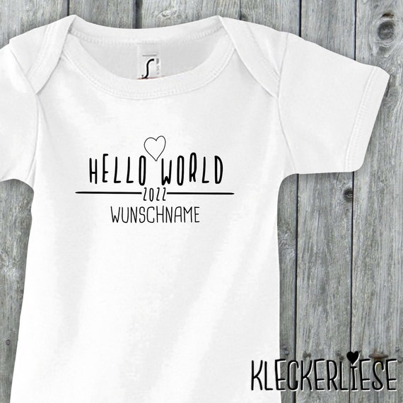 Baby Body mit Wunschname "Hello World 2022 Wunschname" Babybody Strampler Jungen Mädchen