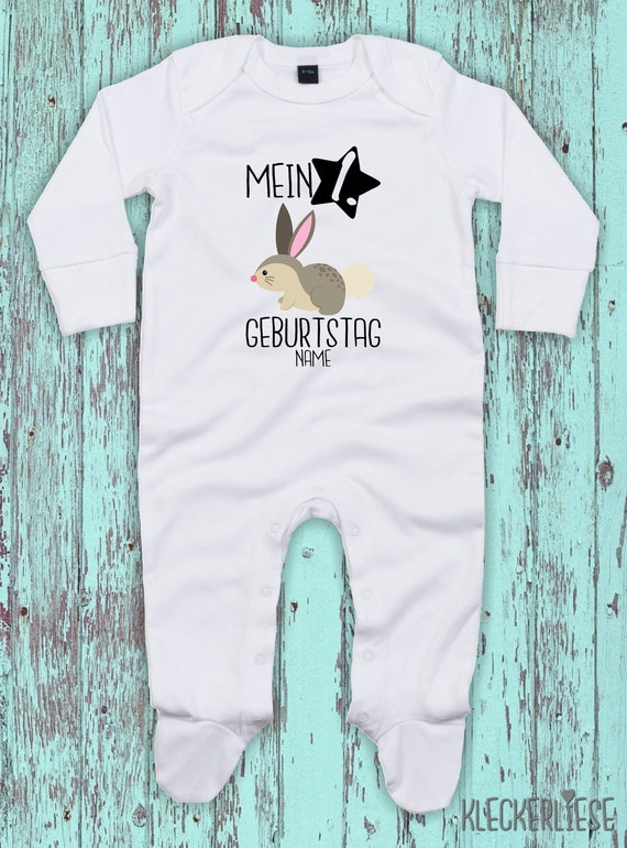 Baby Schlafanzug mit Wunschtext "Mein 1. Geburtstag Hase mit Wunschname" Sleepsuit Langarm Jungen Mädchen Einteiler Strampler