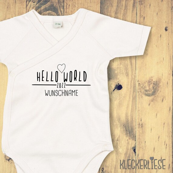 Wickelbody mit Wunschtext "Hello World 2022 Wunschname" Babybody Strampler Wickelbody Organic Kimono Kurzarm Baby Body