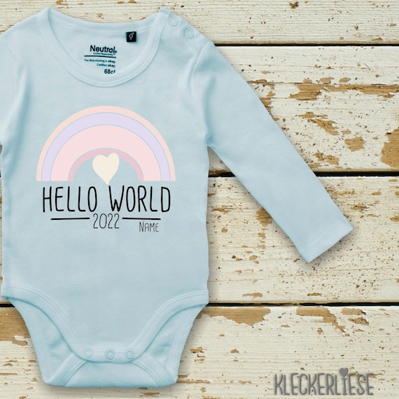 Langarm Body mit Wunschname Babybody "Hello World 2022 Regenbogen Wunschname" Fair Wear Bio Organic