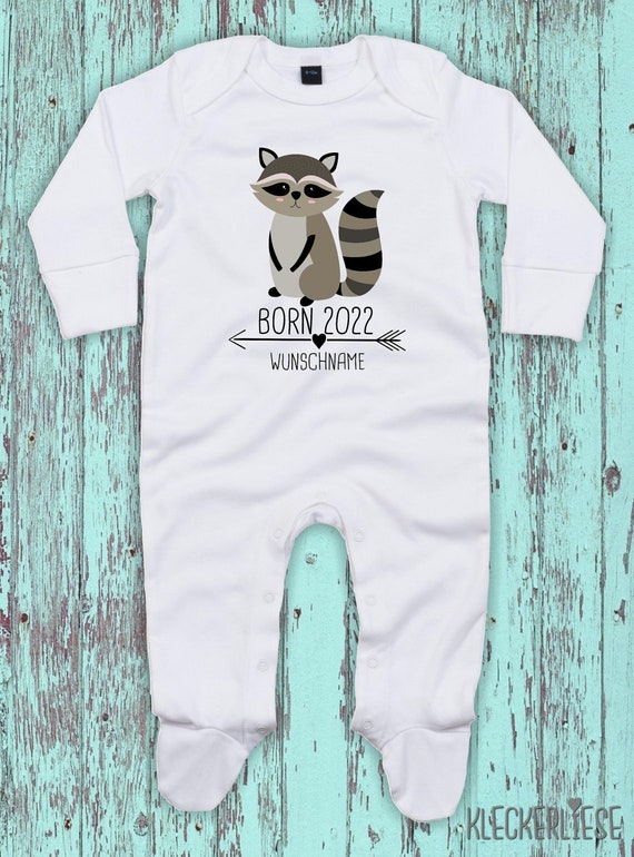 Baby Schlafanzug mit Wunschtext "Born 2024 2025 2026... Tiermotiv Wunschname Name Text Waschbär" Sleepsuit Langarm Einteil Strampler