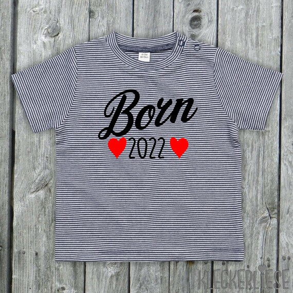 Baby Shirt mit Wunschname "Born Herzen Wunschzahl Wunsch Datum" Tiermotive Bär Farbe Blau/Weiß kleckerliese strip