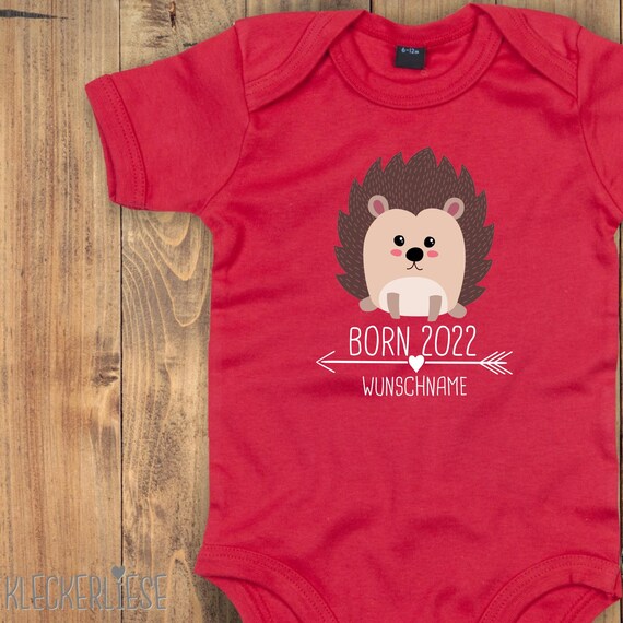 Baby Body mit Wunschtext "Born 2022 Tiermotiv Pfeil Wunschname Name Text Igel" Babybody Strampler Jungen Mädchen Kurzarm