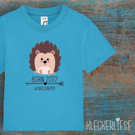 Kinder Baby Shirt mit Wunschname Kleinkind "Born 2022 Tiermotiv Pfeil Wunschname Name Text Igel" T-Shirt Jungen Mädchen