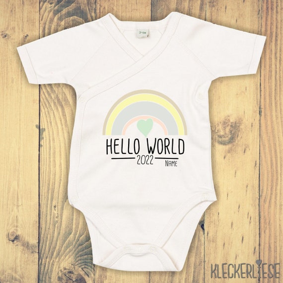 Wickelbody mit Wunschtext "Hello World 2022 Wunschname" Babybody Strampler Wickelbody Organic Kimono Kurzarm Baby Body