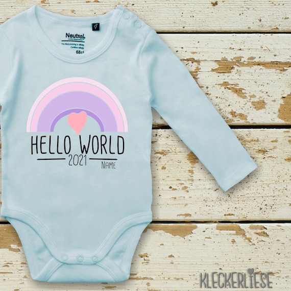 Langarm Body mit Wunschname Babybody "Hello World 2021 Regenbogen Wunschname" Fair Wear Bio Organic