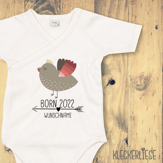 Wickelbody mit Wunschtext "Born 2022 Tiermotiv Pfeil Wunschname Name Text Vogel" Babybody Strampler Wickelbody Organic Kimono Kurzarm Baby
