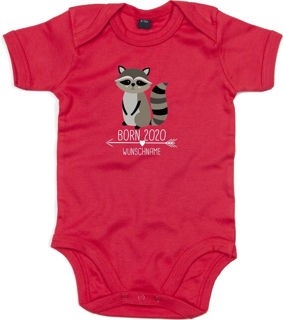kleckerliese Baby Body "Born 2020 2021 2022 Tiermotiv Wunschname Name Text Waschbär" mit Wunschtext oder Name Babybody Strampler Kurzarm