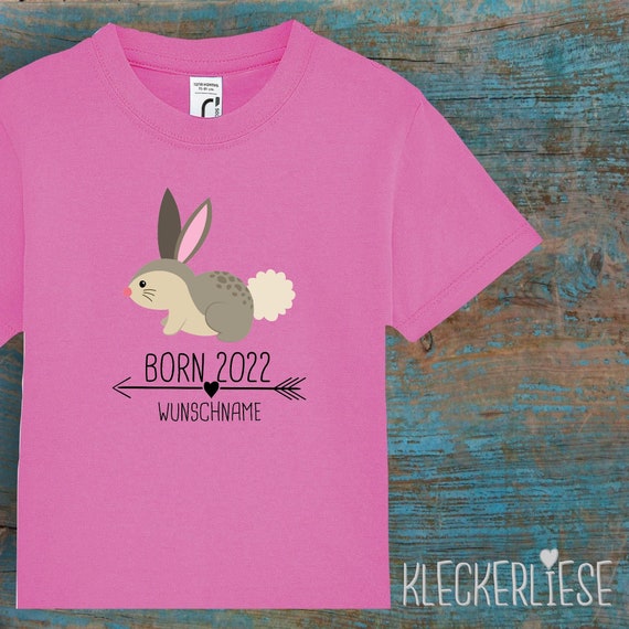 Kinder Baby Shirt mit Wunschname Kleinkind "Born 2022 Tiermotiv Pfeil Wunschname Name Text Hase " T-Shirt Jungen Mädchen