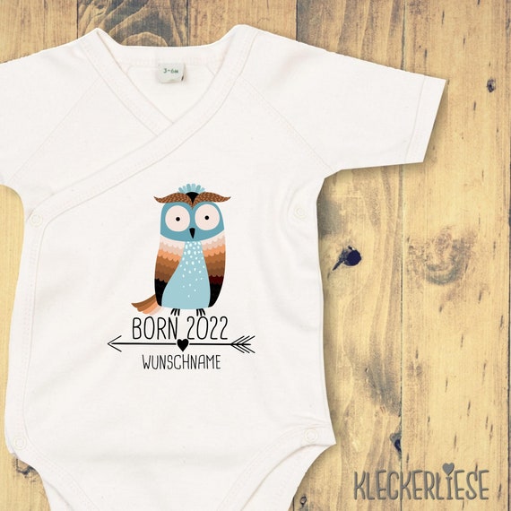 Wickelbody mit Wunschtext "Born 2022 Tiermotiv Pfeil Wunschname Name Text Eule" Babybody Strampler Wickelbody Organic Kimono Kurzarm Baby