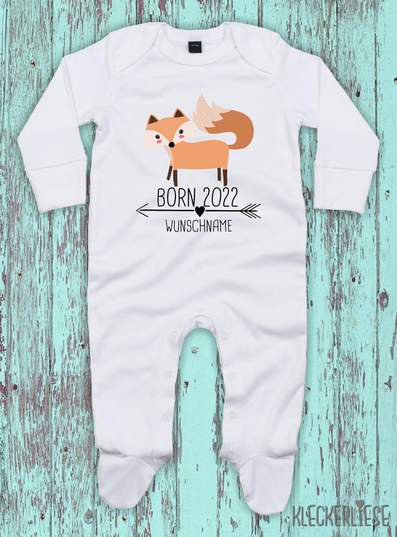 Baby Schlafanzug mit Wunschtext "Born 2022 Tiermotiv Pfeil Wunschname Name Text Fuchs" Sleepsuit Langarm Jungen Mädchen Einteiler Strampler