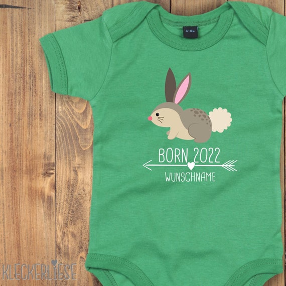 Baby Body mit Wunschtext "Born 2022 Tiermotiv Pfeil Wunschname Name Text Hase " Babybody Strampler Jungen Mädchen Kurzarm