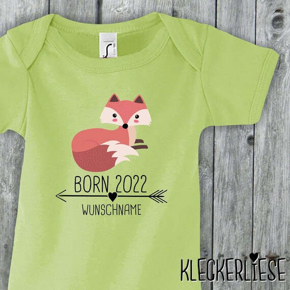 Baby Body mit Wunschname "Born 2022 Tiermotiv Pfeil Wunschname Name Text Fuchs" Babybody Strampler Jungen Mädchen