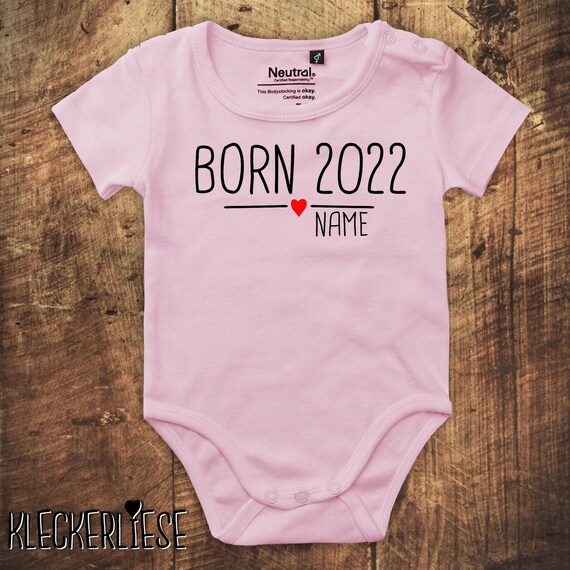 kleckerliese Babybody Body "Born 2022 Herz Wunschname Wunschtext" mit Wunschtext oder Namen Fair Wear Jungen Mädchen