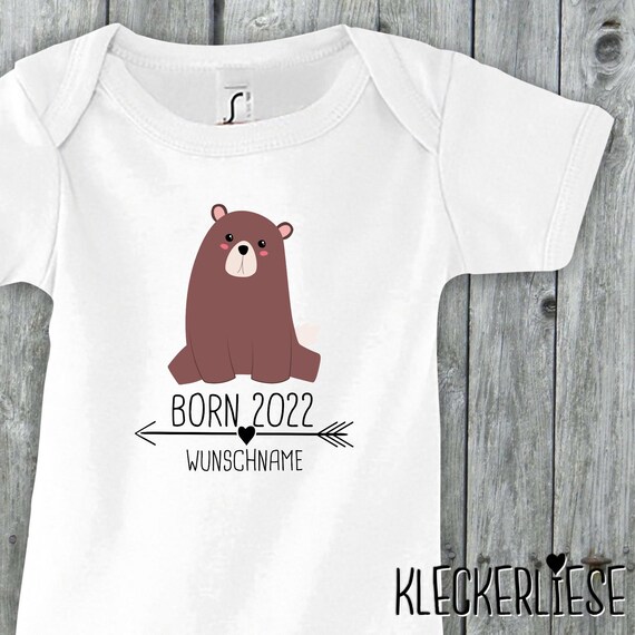 Baby Body mit Wunschname "Born 2022 Tiermotiv Pfeil Wunschname Name Text Bär" Babybody Strampler Jungen Mädchen