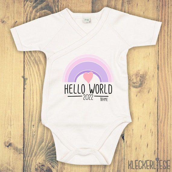 Wickelbody mit Wunschtext "Hello World 2022 Regenbogen Wunschname" Babybody Strampler Wickelbody Organic Kimono Kurzarm Baby Body