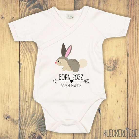 Wickelbody mit Wunschtext "Born 2022 Tiermotiv Pfeil Wunschname Name Text Hase" Babybody Strampler Wickelbody Organic Kimono Kurzarm Baby