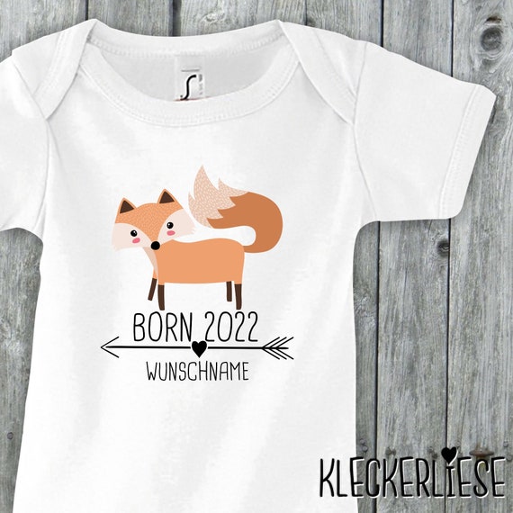 Baby Body mit Wunschname "Born 2022 Tiermotiv Pfeil Wunschname Name Text Fuchs" Babybody Strampler Jungen Mädchen