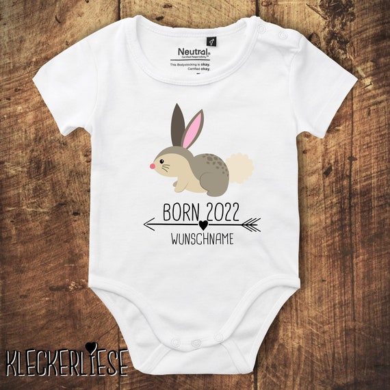 kleckerliese Babybody Body mit Wunschname "Born 2022 Tiermotiv Pfeil Wunschname Name Text Hase " Fair Wear, Bio, Organic Baby Jungen Mädchen