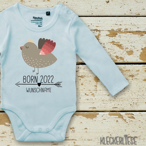 Langarm Body mit Wunschname Babybody "Born 2022 Tiermotiv Pfeil Wunschname Name Text Vogel" Fair Wear Bio Organic