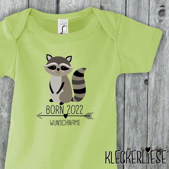 Baby Body mit Wunschname "Born 2024 2025 2026... Tiermotiv Wunschname Name Text Waschbär" Babybody Strampler Jungen Mädchen