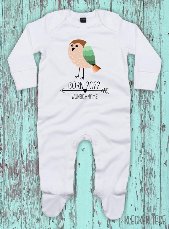 Baby Schlafanzug mit Wunschtext "Born 2022 Tiermotiv Pfeil Wunschname Name Text Vogel" Sleepsuit Langarm Jungen Mädchen Einteiler Strampler