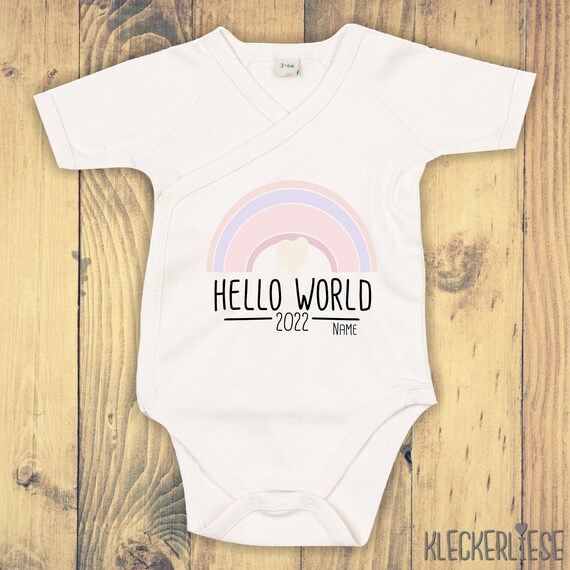 Wickelbody mit Wunschtext "Hello World 2022 Regenbogen Wunschname" Babybody Strampler Wickelbody Organic Kimono Kurzarm Baby Body