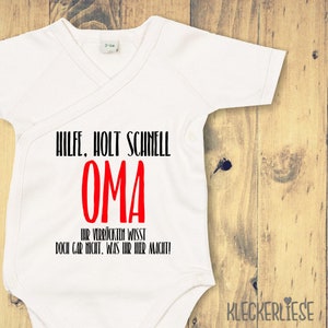 Babylichaampje inwikkelen &quot;Help, haal snel oma. Jullie gekke mensen weten niet eens wat jullie hier doen!&quot; Baby rompertje