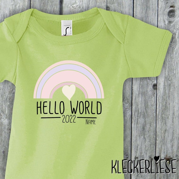 Baby Body mit Wunschname "Hello World 2022 Regenbogen Wunschname" Babybody Strampler Jungen Mädchen
