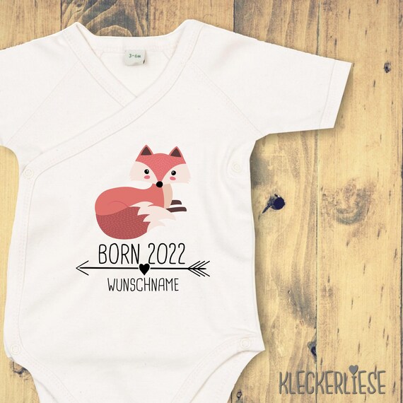 Wickelbody mit Wunschtext "Born 2022 Tiermotiv Pfeil Wunschname Name Text Fuchs" Babybody Strampler Wickelbody Organic Kimono Kurzarm Body