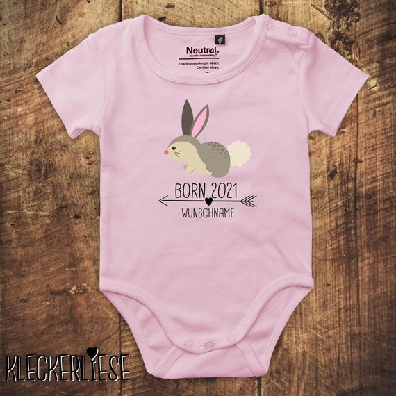 kleckerliese Babybody Body "Born 2021 Tiermotiv Pfeil Wunschname Name Text Hase " mit Wunschtext oder Namen Fair Wear Jungen Mädchen