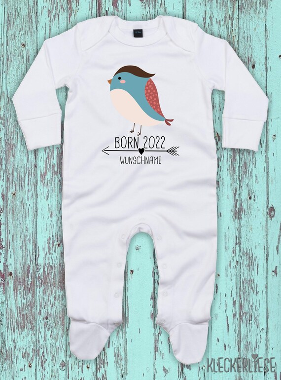 Baby Schlafanzug mit Wunschtext "Born 2022 Tiermotiv Pfeil Wunschname Name Text Vogel" Sleepsuit Langarm Jungen Mädchen Einteiler Strampler