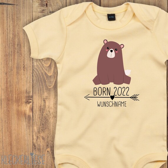 Baby Body mit Wunschtext "Born 2022 Tiermotiv Pfeil Wunschname Name Text Bär" Babybody Strampler Jungen Mädchen Kurzarm