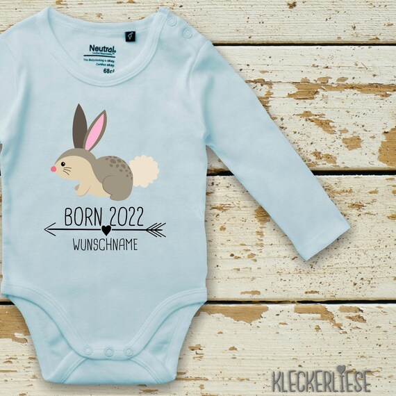 Langarm Body mit Wunschname Babybody "Born 2022 Tiermotiv Pfeil Wunschname Name Text Hase " Fair Wear Bio Organic