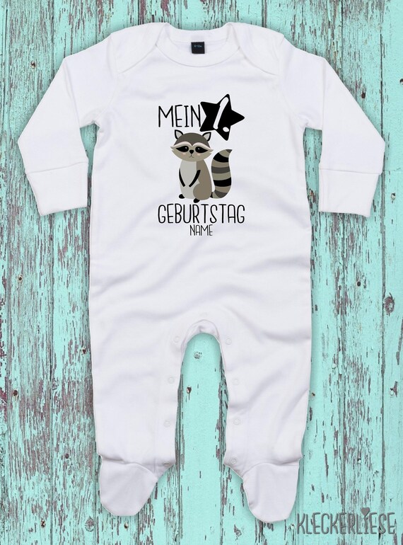 Baby Schlafanzug mit Wunschtext "Mein 1. Geburtstag Waschbär mit Wunschname" Sleepsuit Langarm Jungen Mädchen Einteiler Strampler