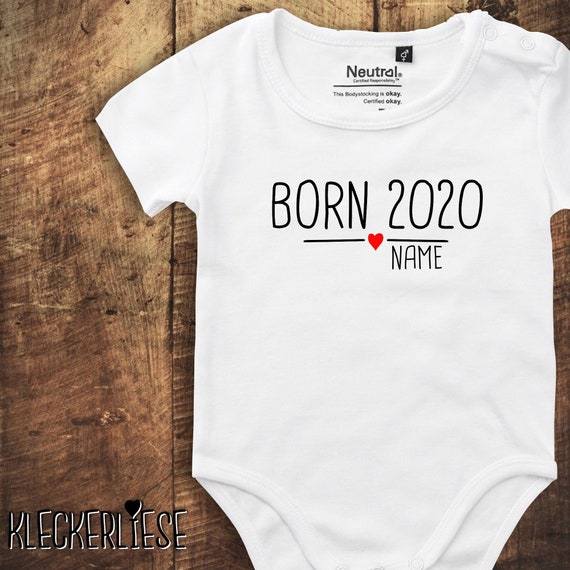 kleckerliese Babybody Body "Born 2020 2021 2022 Herz Wunschname Wunschtext" mit Wunschtext Fair Wear Jungen Mädchen