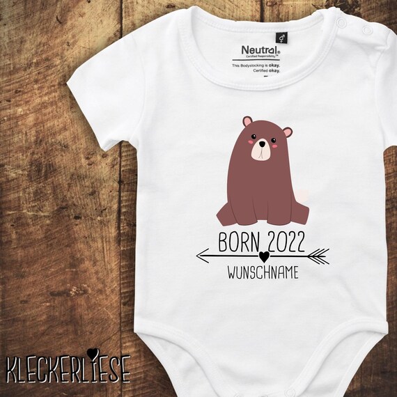 kleckerliese Babybody Body mit Wunschname "Born 2022 Tiermotiv Pfeil Wunschname Name Text Bär" Fair Wear, Bio, Organic Baby Jungen Mädchen