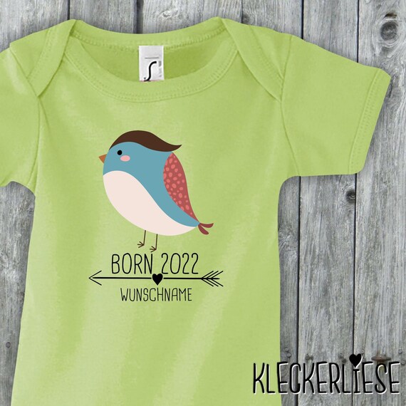 Baby Body mit Wunschname "Born 2022 Tiermotiv Pfeil Wunschname Name Text Vogel" Babybody Strampler Jungen Mädchen