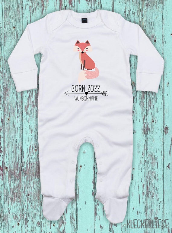 Baby Schlafanzug mit Wunschtext "Born 2022 Tiermotiv Pfeil Wunschname Name Text Fuchs" Sleepsuit Langarm Jungen Mädchen Einteiler Strampler