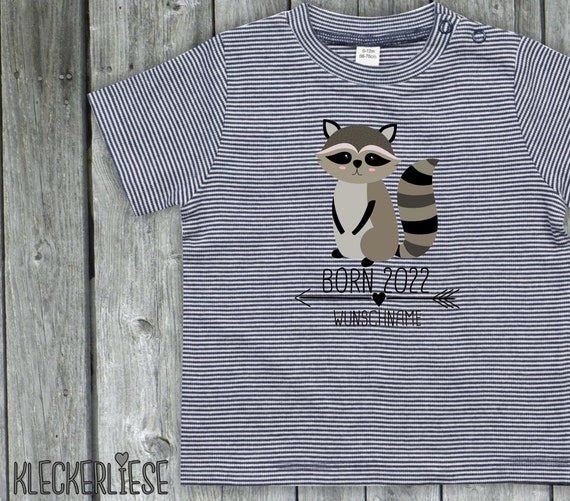 Baby Shirt mit Wunschname "Born 2022 Tiermotiv Pfeil Wunschname Name Text Waschbär" Tiermotive Bär Farbe Blau/Weiß kleckerliese strip