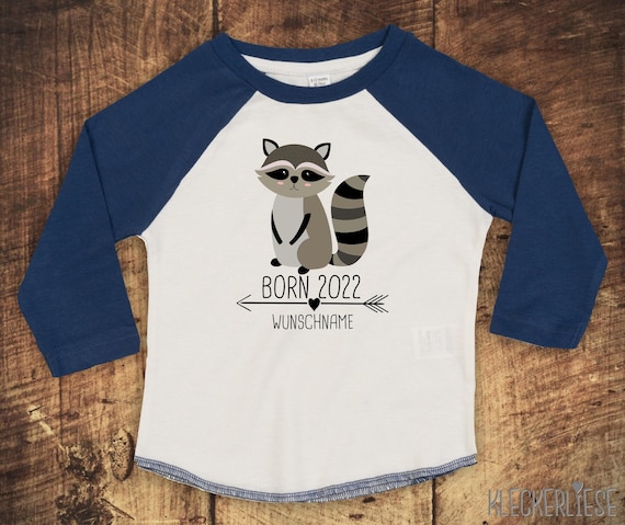 T-Shirt Langarmshirt mit Wunschname "Born 2024 2025 2026... Tiermotiv Wunschname Name Text Waschbär" Raglan-Ärmel Baby Kinder