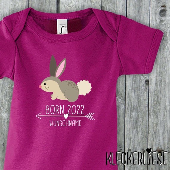 Baby Body mit Wunschname "Born 2022 Tiermotiv Pfeil Wunschname Name Text Hase" Babybody Strampler Jungen Mädchen