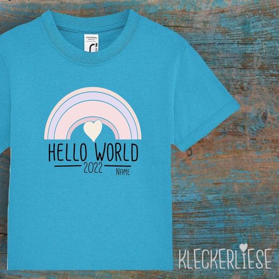 Kinder Baby Shirt mit Wunschname Kleinkind "Hello World 2022 Regenbogen Wunschname" T-Shirt Jungen Mädchen