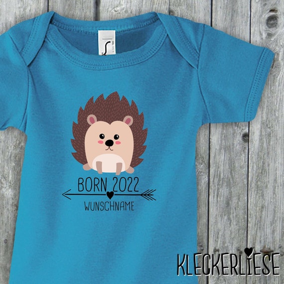 Baby Body mit Wunschname "Born 2022 Tiermotiv Pfeil Wunschname Name Text Igel" Babybody Strampler Jungen Mädchen
