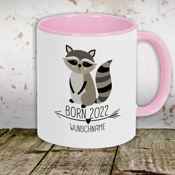 Kaffeetasse mit Wunschnamen Tasse Motiv "Born 2024 2025 2026...  Tiermotiv Wunschname Name Text Waschbär" Tasse Teetasse Milch Kakao