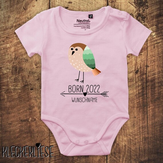 kleckerliese Babybody Body mit Wunschname "Born 2022 Tiermotiv Pfeil Wunschname Name Text Vogel" Fair Wear, Bio, Organic Baby Jungen Mädchen