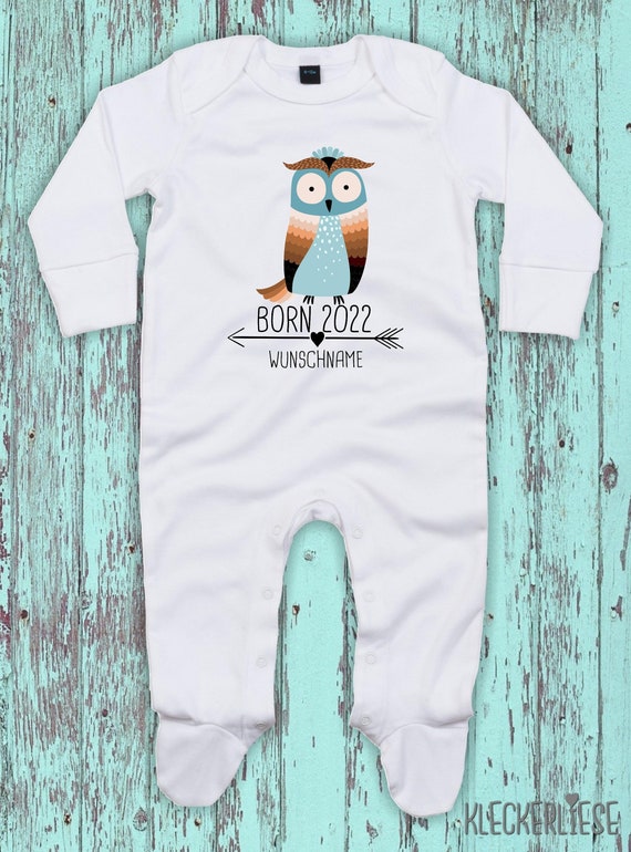 Baby Schlafanzug mit Wunschtext "Born 2022 Tiermotiv Pfeil Wunschname Name Text Eule" Sleepsuit Langarm Jungen Mädchen Einteiler Strampler