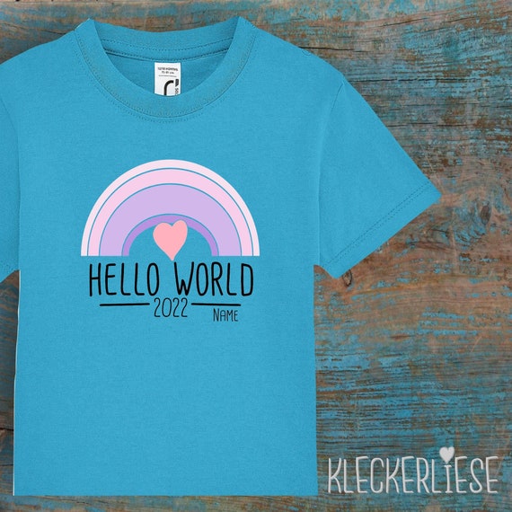 Kinder Baby Shirt mit Wunschname Kleinkind "Hello World 2022 Regenbogen Wunschname" T-Shirt Jungen Mädchen